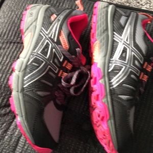 Ladies’ ASICS size 7.5 trail running shoes. Grey, black, pink & orange.